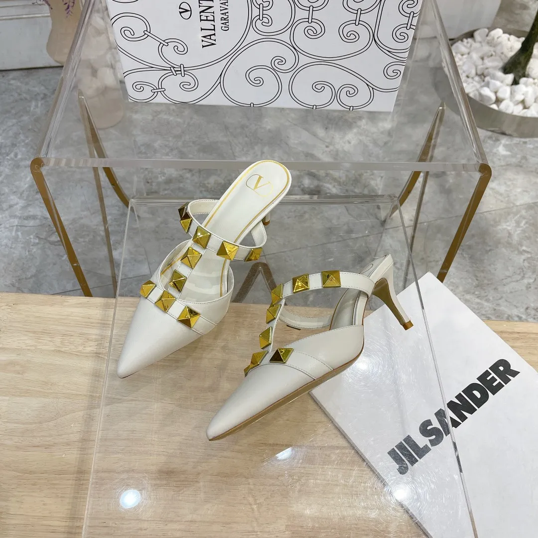 👟👟Ex-factory price 380👟👟 Genuine leather sole +40 Valentino Valentino spring and summer new rivet shoes are new☑️ —————————————— The latest golden big rivet elements are full of high-end sense! Extremely fashionable Heel height: 6.5cm Upper: Matt sheepskin Lining: Sheepskin lining Outsole: Italian genuine leather outsole, rubber sole optional Color: Two styles and 8 colors available Code number: 34-41 (34 and 42 are customized and non-returnable) Rubber sole: Genuine leather sole +40